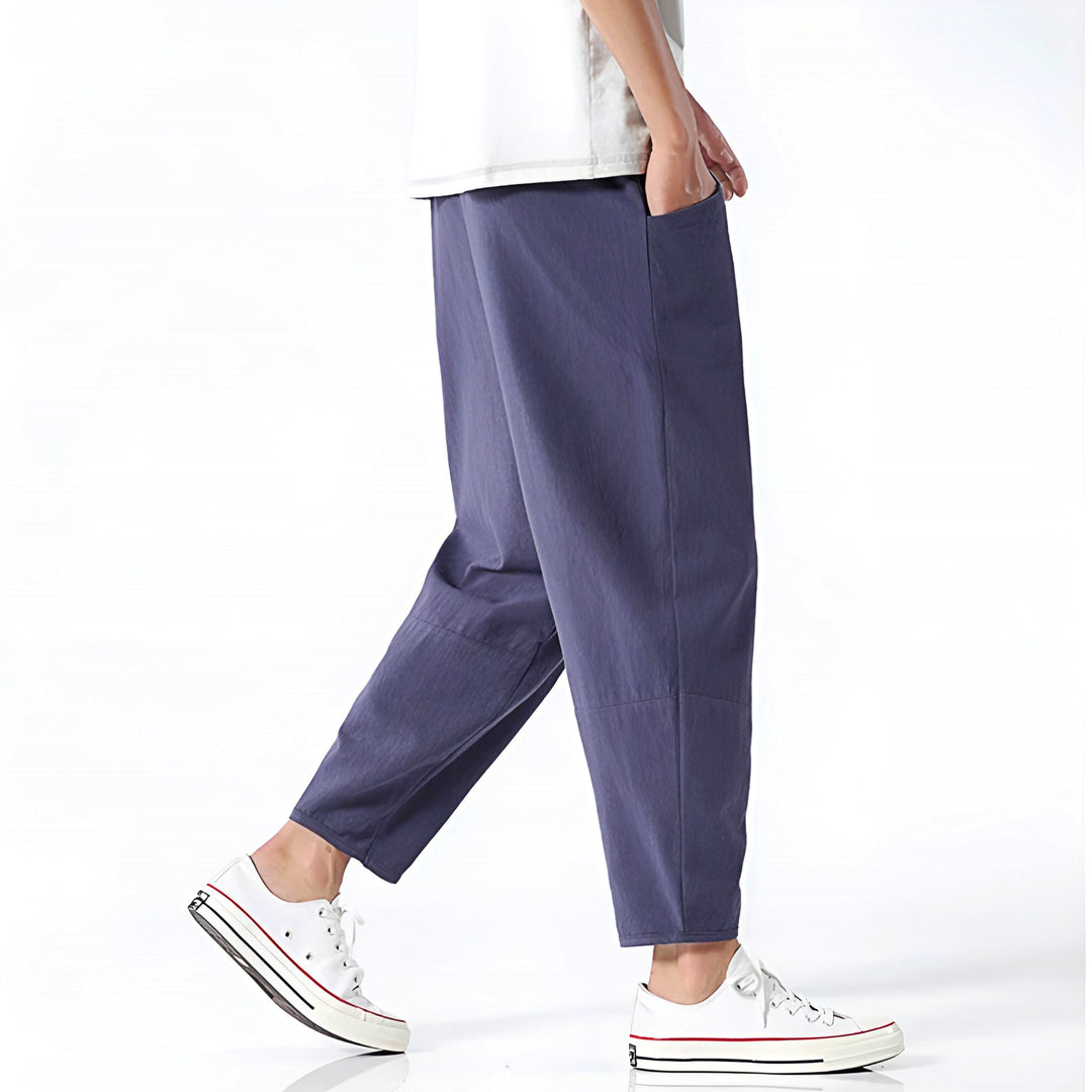 Pantaloni corti uomo: relaxed fit e vita con coulisse. Essenziali per l'abbigliamento estivo casual.