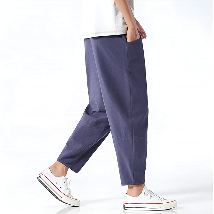 Pantaloni corti uomo: relaxed fit e vita con coulisse. Essenziali per l'abbigliamento estivo casual.