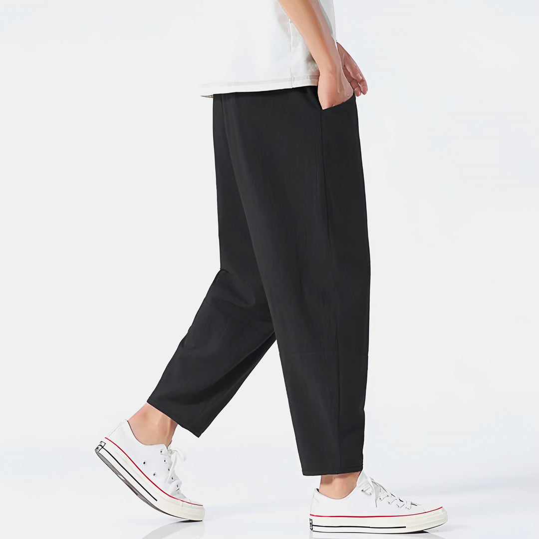 Vista frontale pantaloni corti uomo relaxed fit. Vita coulisse per comfort e stile estivo casual.