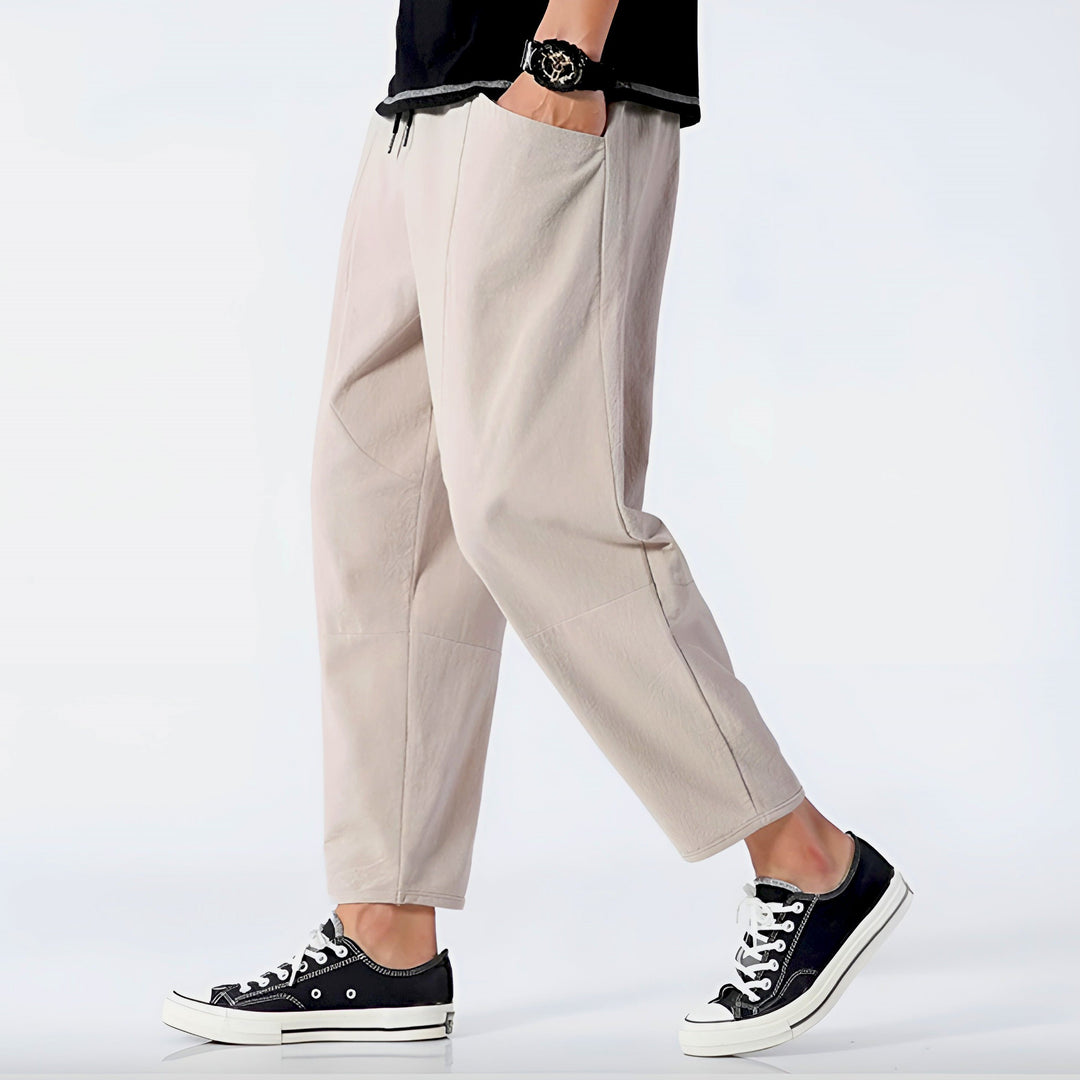 Uomo con shorts casual relaxed fit e vita coulisse. Perfetti per abbigliamento streetwear estivo.