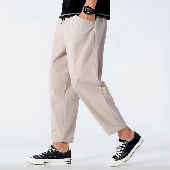 Uomo con shorts casual relaxed fit e vita coulisse. Perfetti per abbigliamento streetwear estivo.