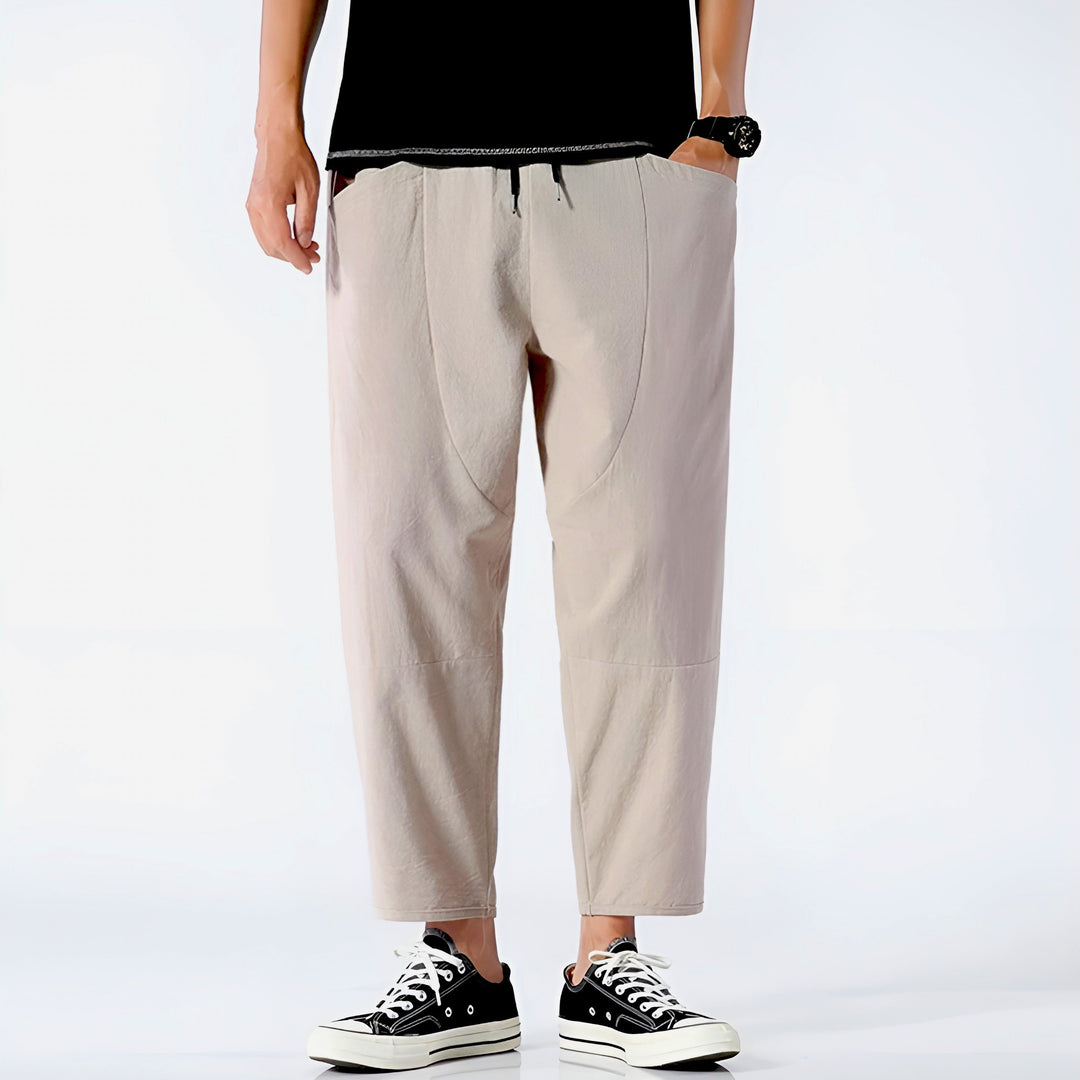 Pantaloni corti uomo relaxed fit, stile casual. Vita con coulisse per comfort e relax estivo.