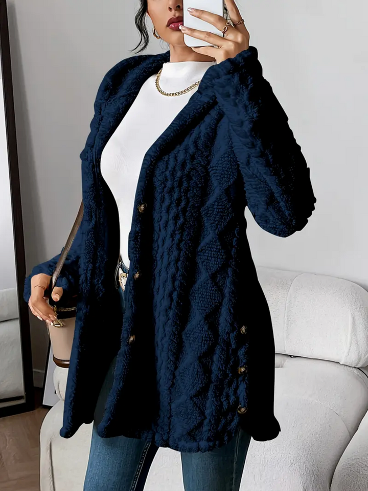 Cardigan donna con cappuccio, bottoni e maglia a trecce, morbido teddy, stile autunnale casual femminile.