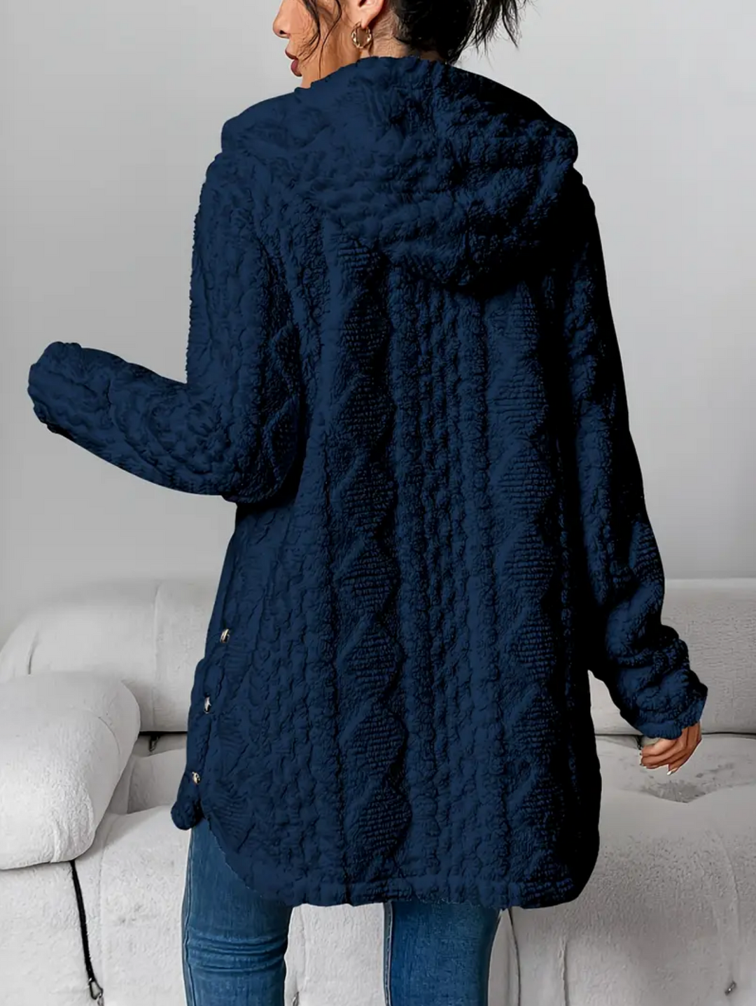 Comodo cardigan donna con cappuccio e trecce, in maglieria calda effetto teddy per l'autunno-inverno.
