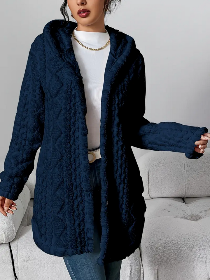 Caldissimo cardigan donna con cappuccio e trecce, in morbido teddy, maglieria oversize per l'inverno.