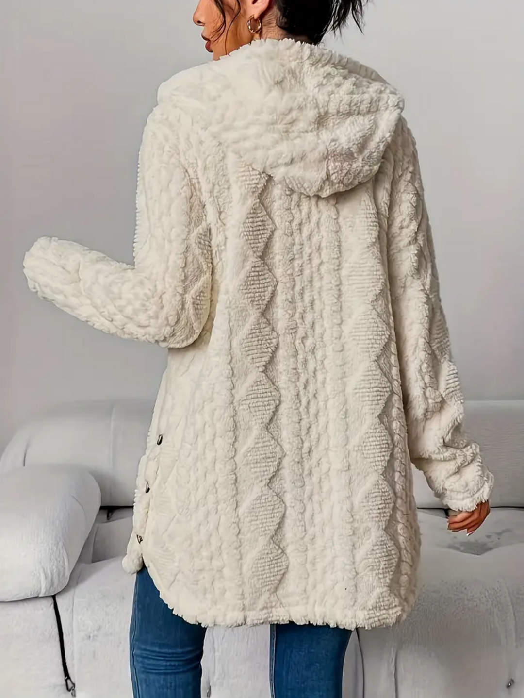 Caldo cardigan donna oversize in maglia trecce, con cappuccio, effetto teddy morbido e avvolgente.
