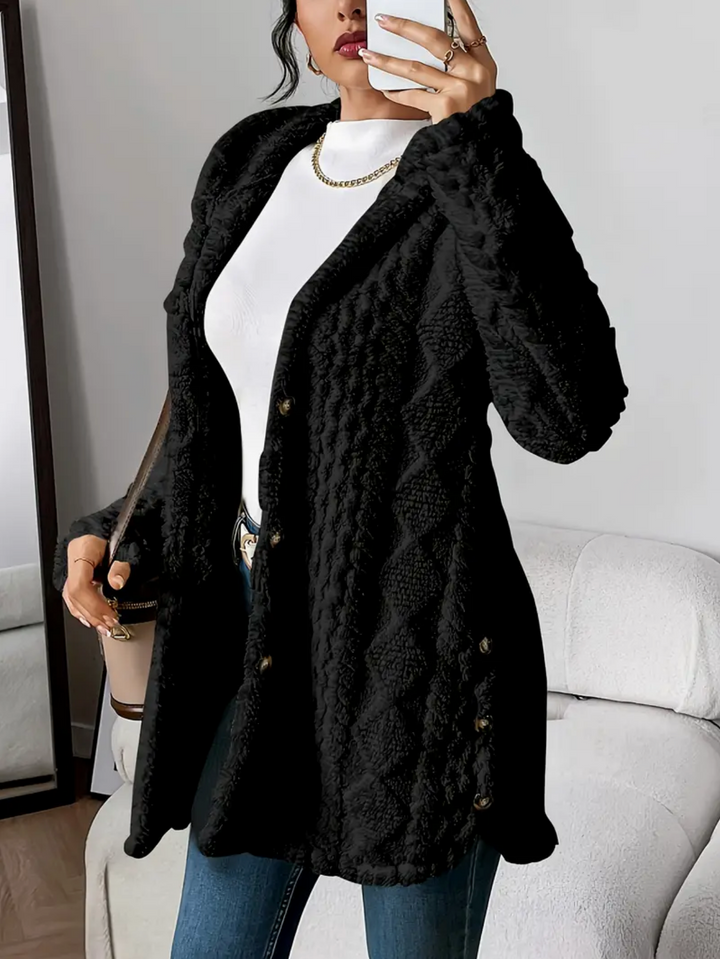 Cardigan donna in morbida maglia a trecce con cappuccio, effetto teddy lussuoso, stile autunno chic.
