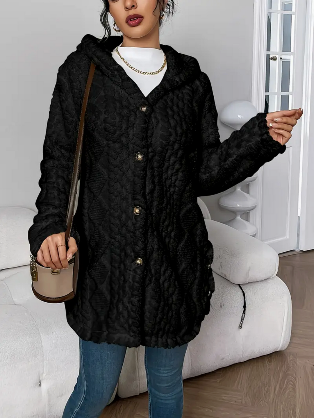 Morbido cardigan teddy donna con cappuccio, maglia trecce e bottoni. Comodo e versatile per il relax.