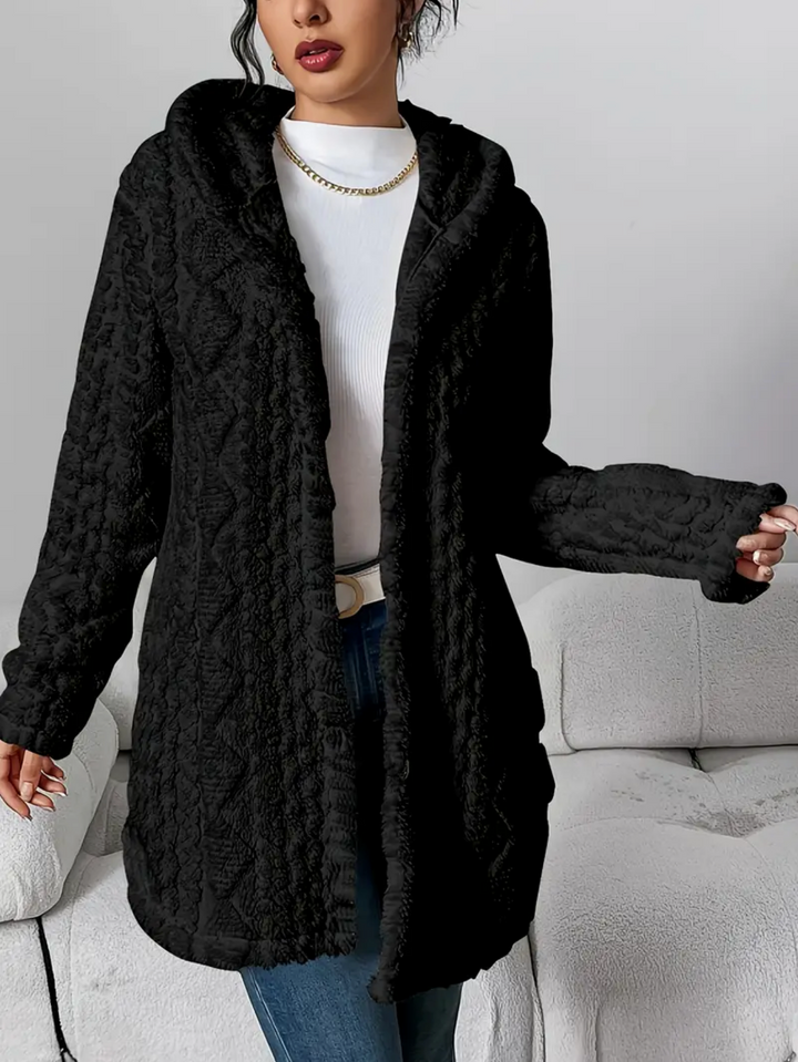 Cardigan donna con cappuccio, trecce e morbido tessuto teddy. Caldo, comodo e alla moda per l'autunno.
