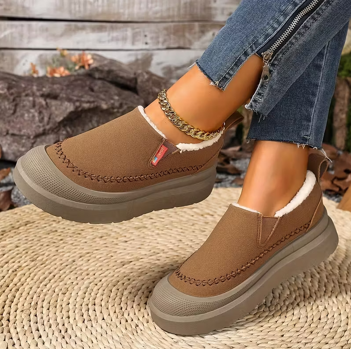 Scarpe invernali da donna color caffè, slip-on, con supporto plantare e suola antiscivolo per sicurezza.