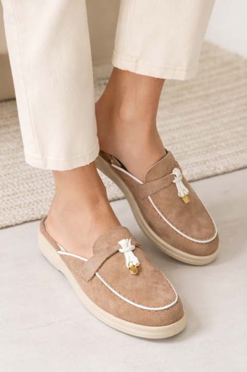 Mocassini donna slip-on neri stile mule, tallone aperto, ideali per comfort casual elegante.