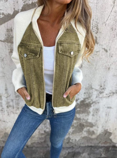 Dettaglio texture giacca di jeans donna, denim di qualità con bottoni metallici e cuciture a contrasto. Moda femminile.
