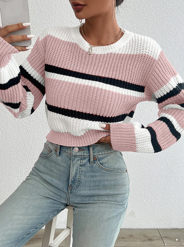 Moda femminile: maglione a righe casual. Un top donna versatile per ogni occasione, autunno inverno.
