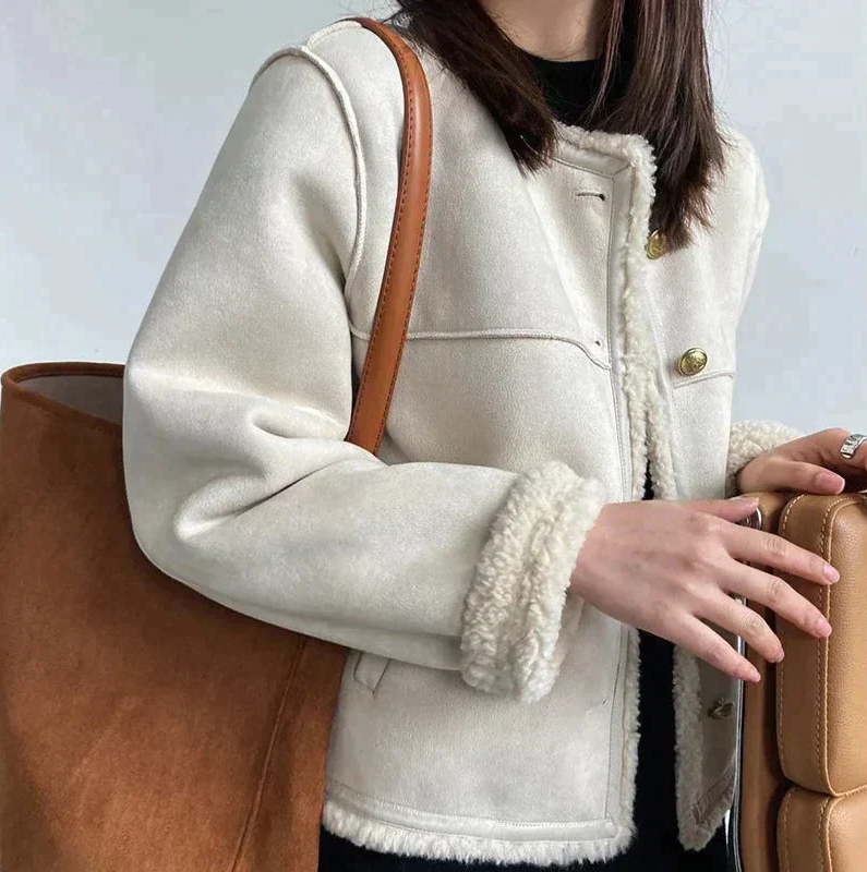 Giacca da donna, stile classico e sartoriale, ideale per outfit eleganti e professionali. Abbigliamento femminile versatile.