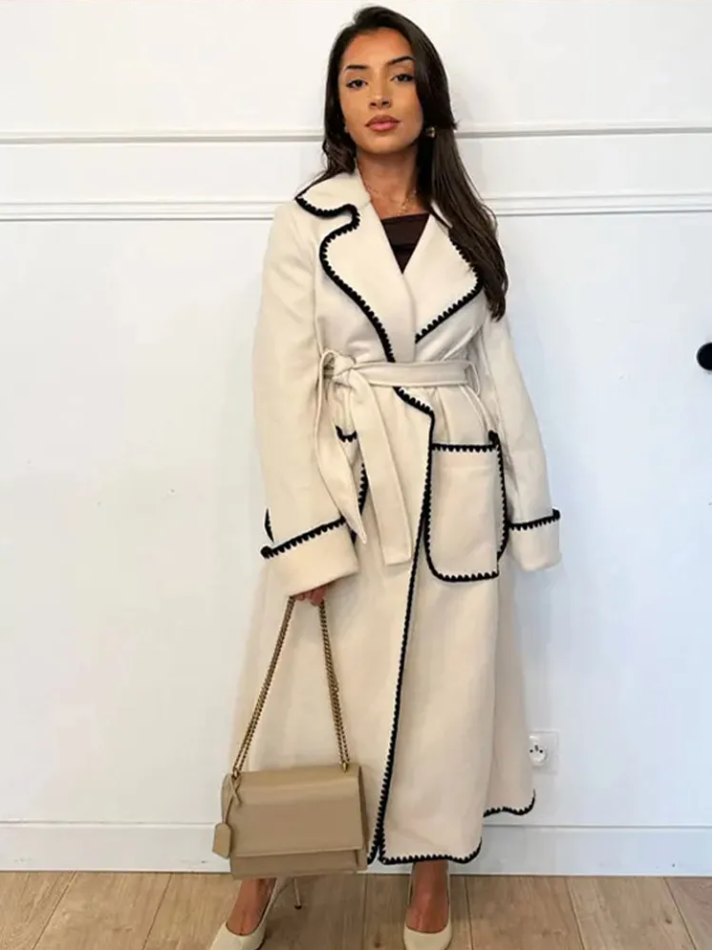 Elegante trench lungo donna patchwork, un capospalla distintivo per autunno e primavera.