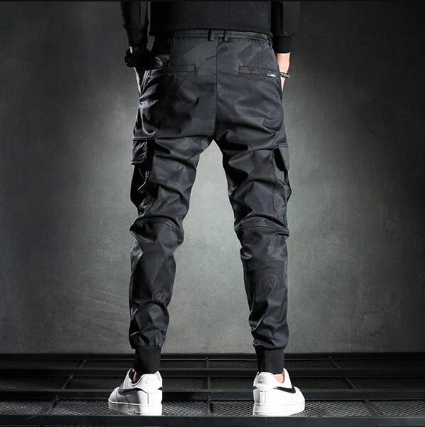 Pantaloni chino uomo slim fit per comfort quotidiano. Abbigliamento maschile versatile, elegante e casual.