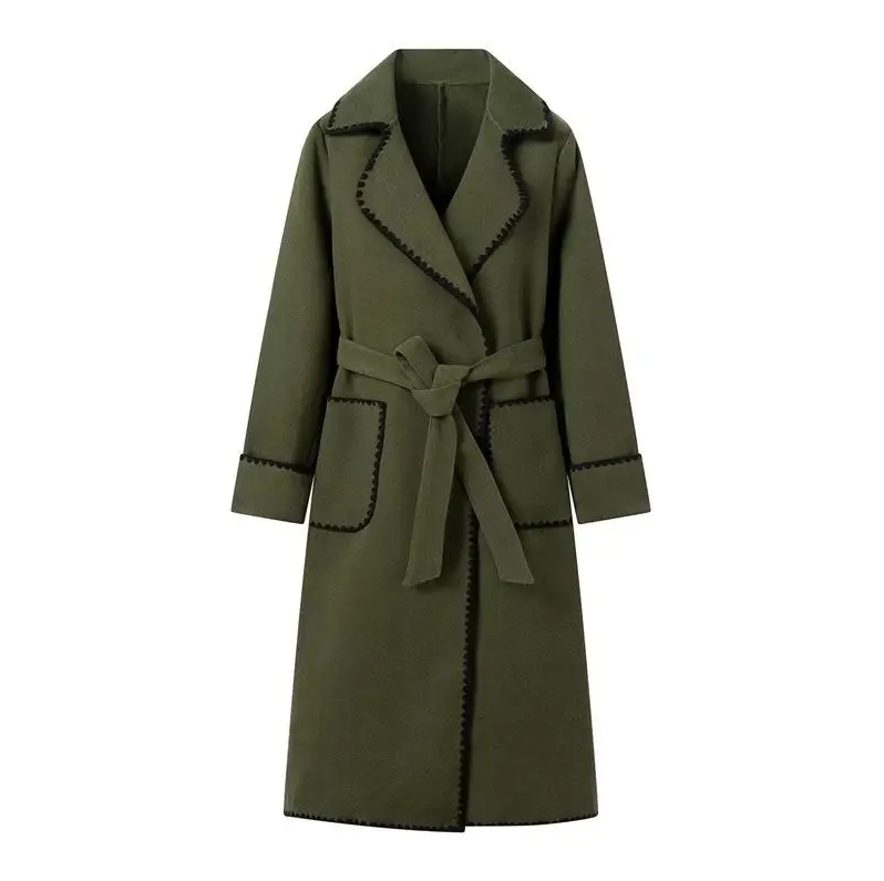 Dettaglio del design patchwork su trench lungo donna, un tocco di stile unico e sofisticato.