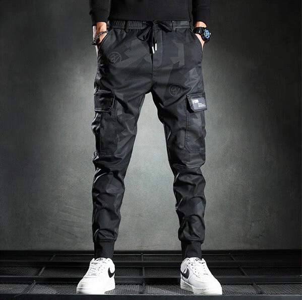 Pantaloni chino uomo slim fit, perfetti per un look elegante o casual chic. Resistenti e versatili per moda maschile.