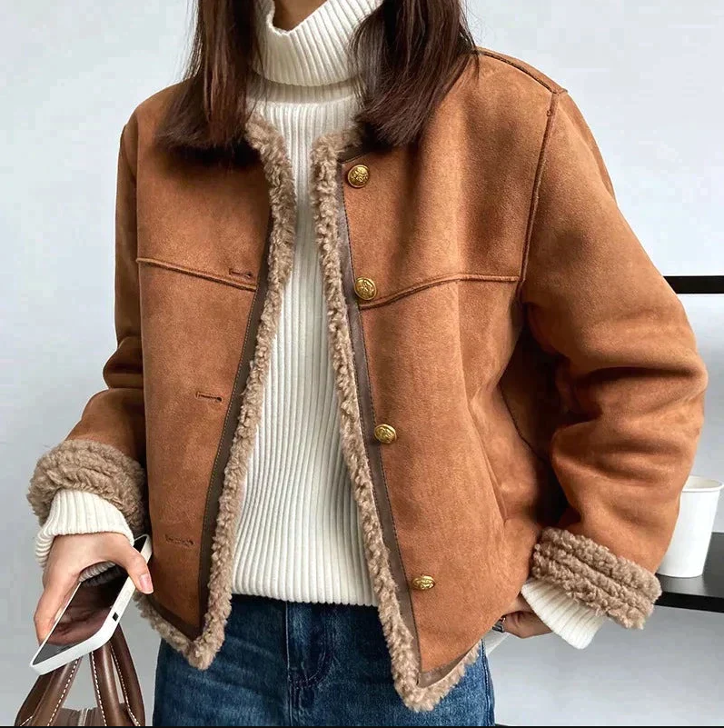 Giacca sartoriale da donna elegante, perfetta per outfit sofisticati e stile classico. Capospalla versatile per moda femminile.