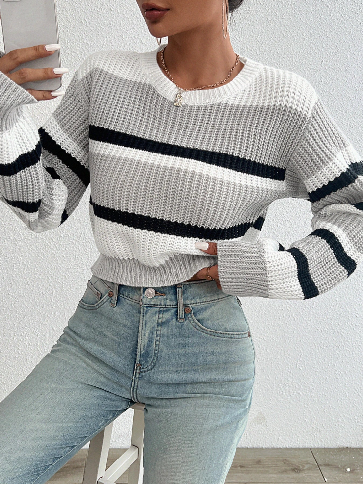 Maglione donna a righe casual e confortevole, ideale per un look moderno autunno inverno.