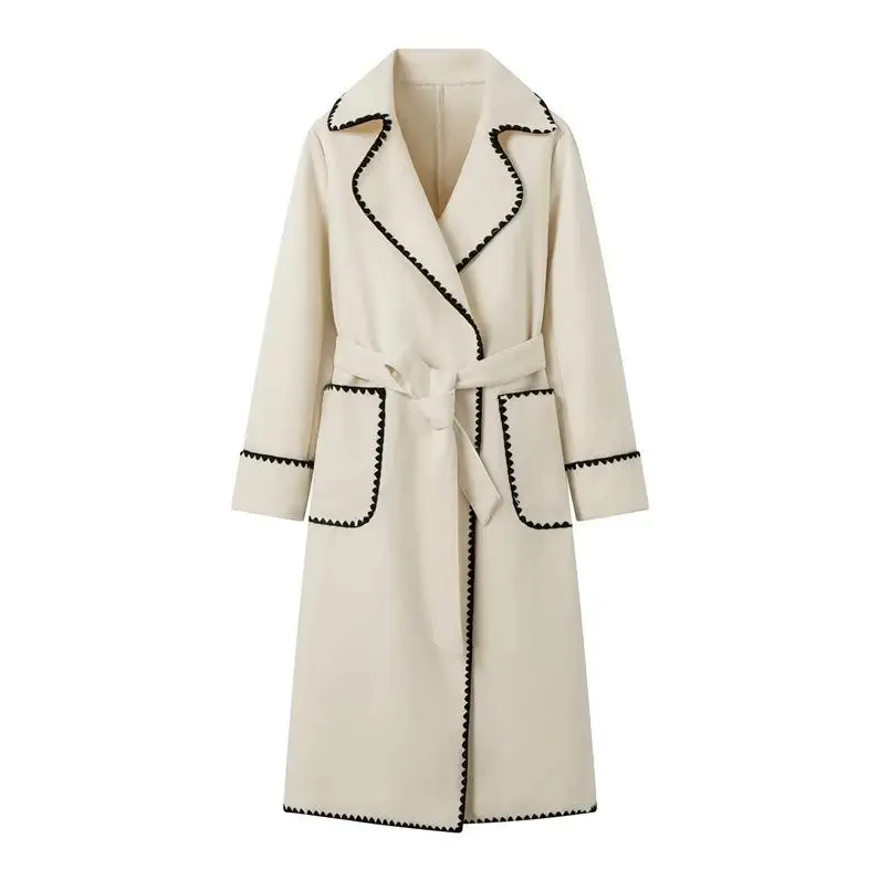 Trench donna elegante e lungo con motivo patchwork, perfetto per un look autunnale chic.