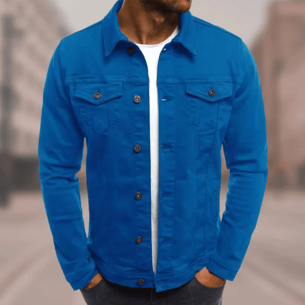 Primo piano: trama denim, bottoni metallici e cuciture a contrasto della giacca jeans robusta da uomo.