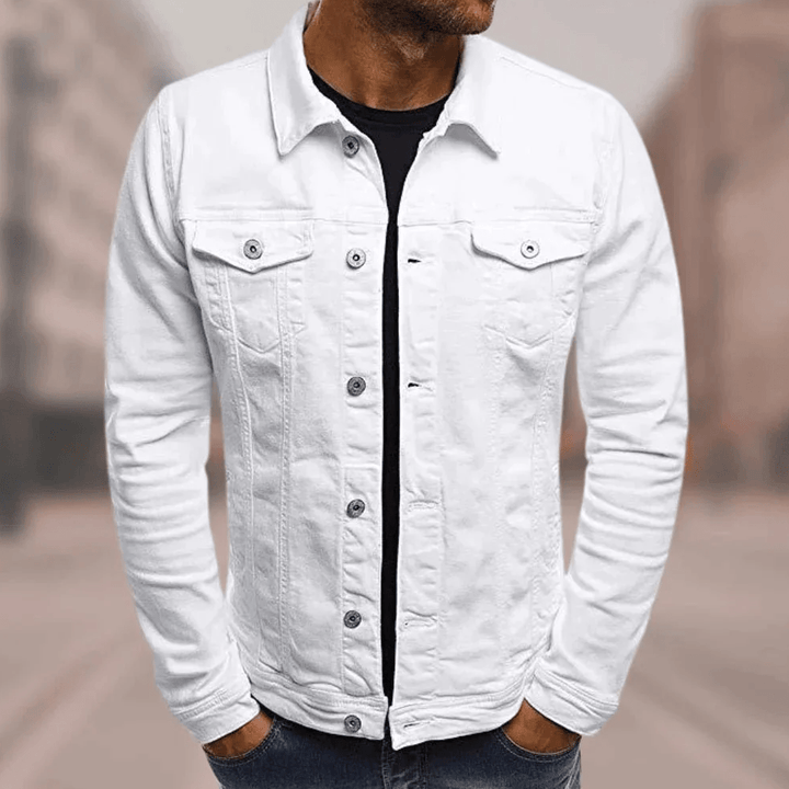 Modello cammina con giacca di jeans robusta uomo. Capospalla versatile che offre stile casual e grande comfort.