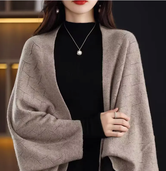 Poncho donna versatile con bottoni. Caldo leggero, coprispalle ideale per stile casual e moda invernale.