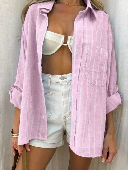 Moda mare donna: camicia oversize a righe rosa e bianche, fresca e confortevole. Ideale per vacanze e outfit casual.