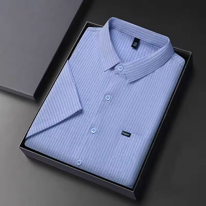 Camicia uomo blu chiaro a maniche corte con elegante motivo a griglia e taschino, ideale per un look estivo casual.
