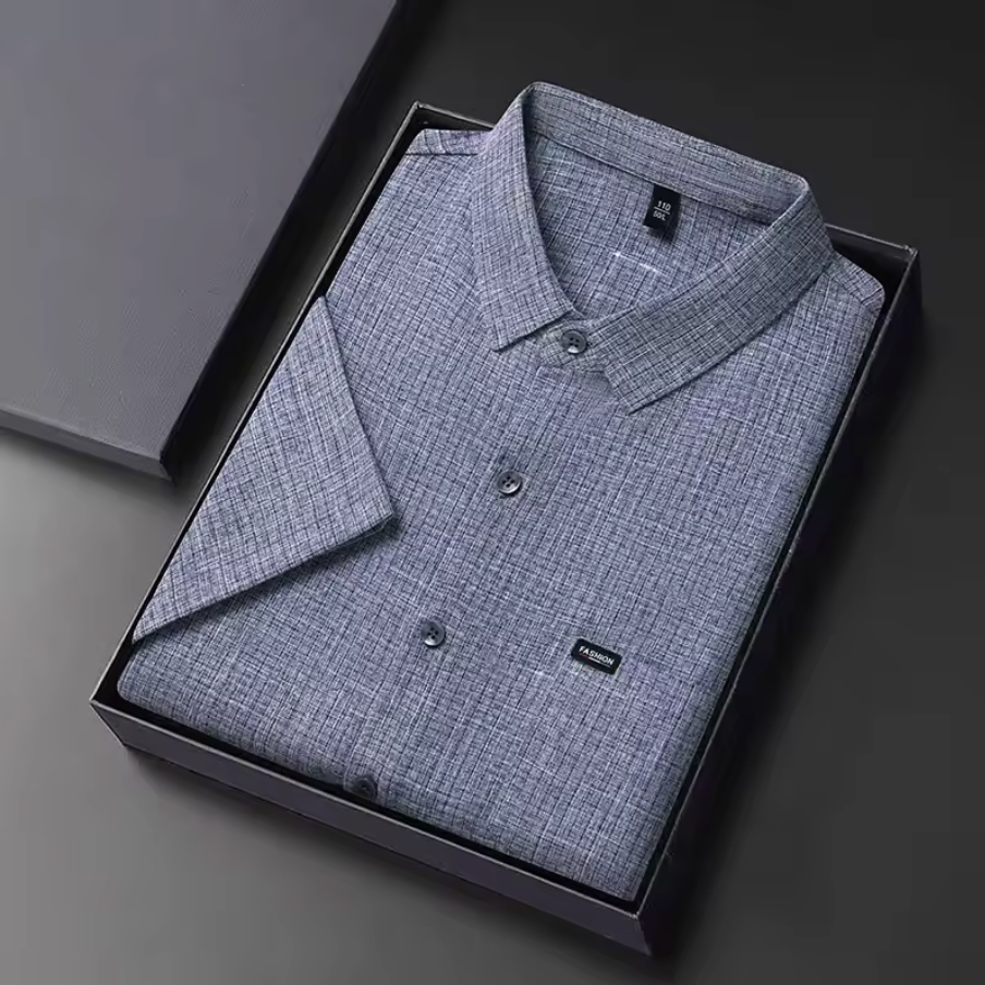 Camicia uomo grigia con motivo a griglia, maniche corte e taschino, perfetta per l'ufficio o un abbigliamento casual chic.