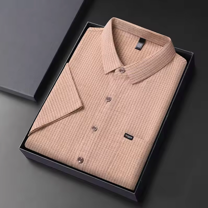Abbigliamento maschile: camicia uomo a maniche corte con motivo a griglia e taschino, confortevole e alla moda per l'estate.