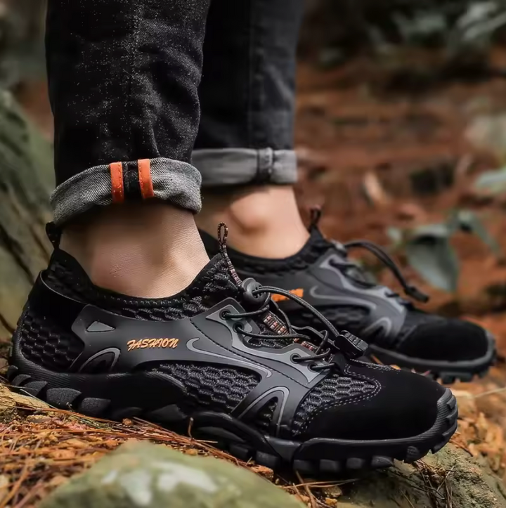 Scarpe sportive da trekking uomo, ideali per camminate su sentiero e outdoor, con suola per aderenza e stabilità.