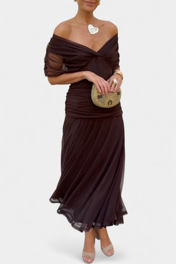 Vestito lungo donna per cerimonia, stile senza spalline, dettaglio drappeggiato che valorizza la figura.