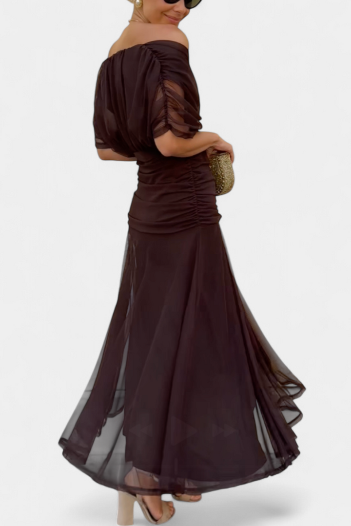 Corpetto drappeggiato e scollo senza spalline di un abito lungo donna. Dettaglio elegante e di moda.