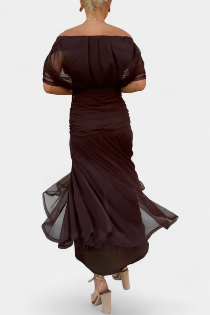 Elegante abito donna lungo con fiori, scollo a V. Abito estivo fluido per moda romantica.