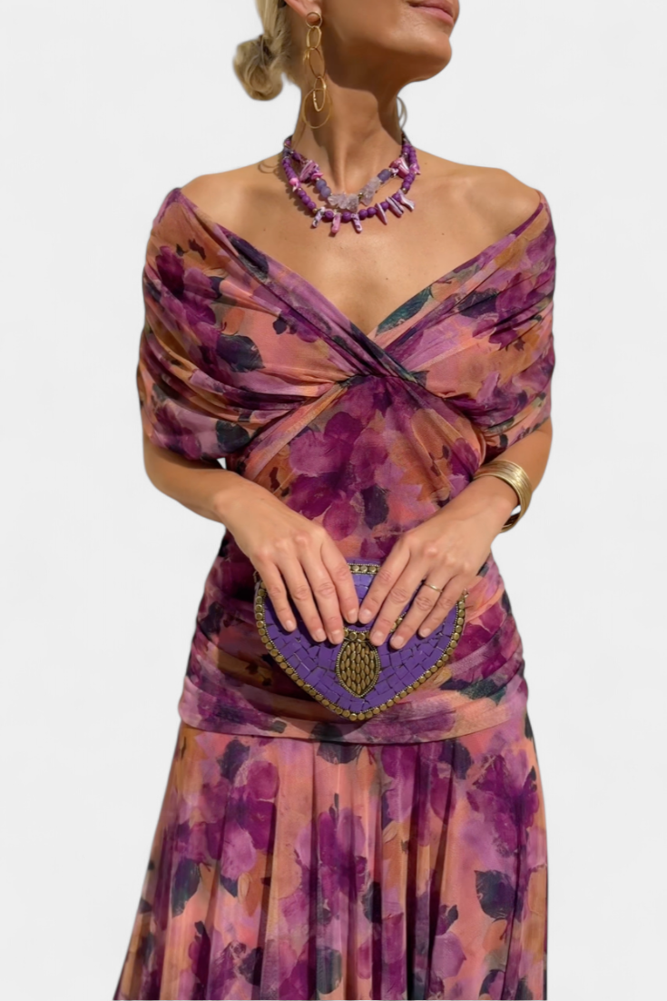 Abito da donna floreale, taglio lungo e scollo a V. Perfetto per un look fluido e romantico.