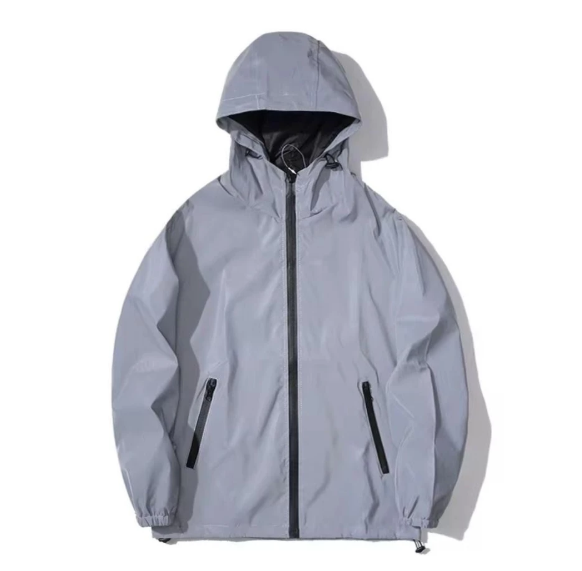 Giacca uomo versatile con cappuccio e dettagli riflettenti, perfetta per moda casual e sportiva. Antivento e idrorepellente.