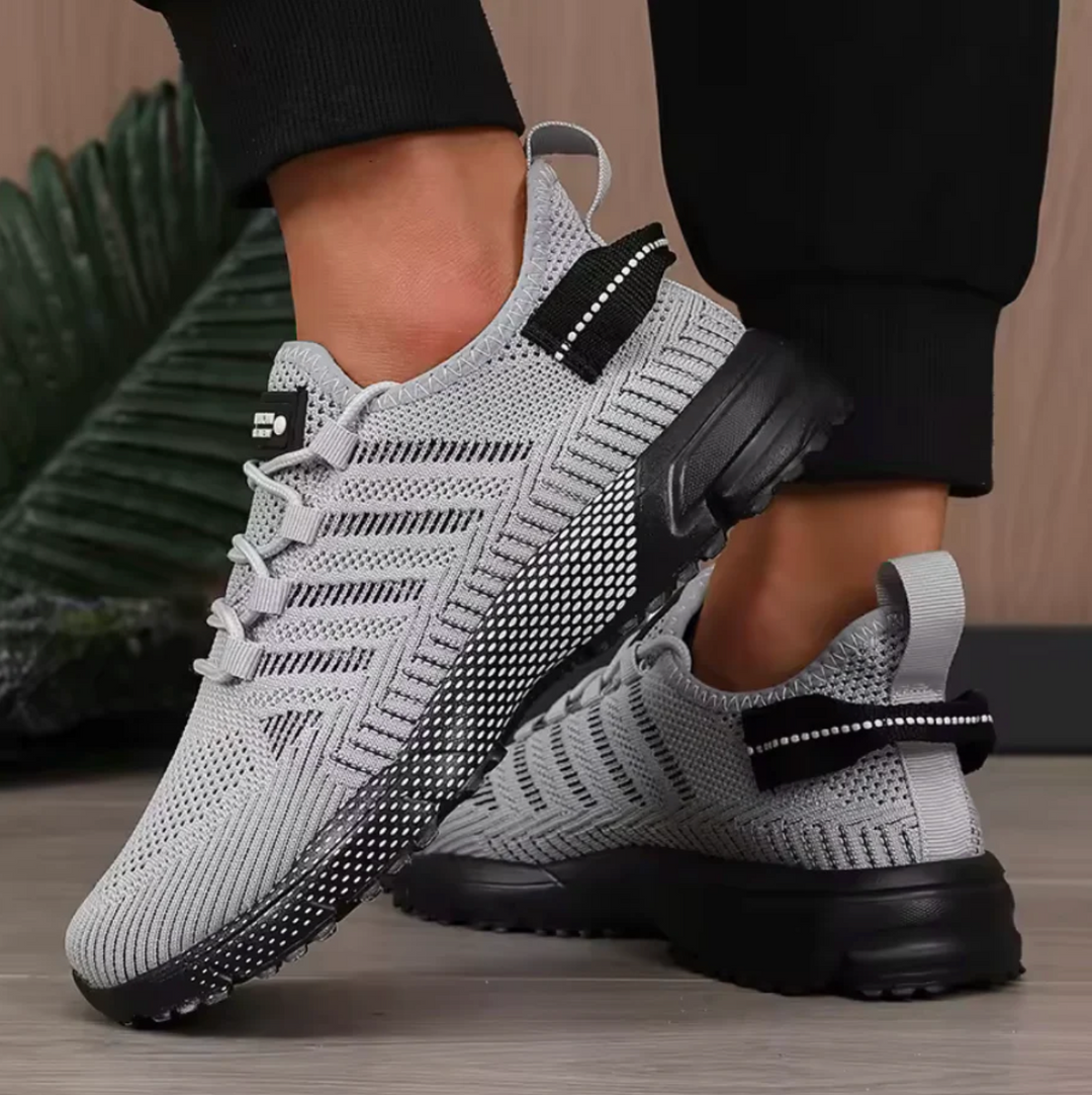 Uomo indossa sneakers leggere per camminata. Scarpe sportive traspiranti che offrono comfort e supporto per allenamento o casual.