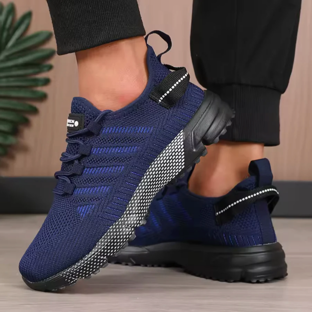 Primo piano di sneakers uomo di alta qualità. Scarpe leggere e traspiranti, con suola ammortizzata per comfort duraturo.