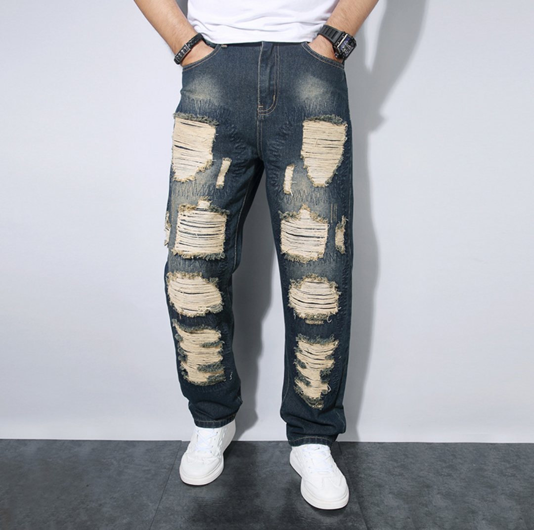 Pantaloni jeans uomo loose fit con design strappato, perfetti per look streetwear. Denim blu da uomo.