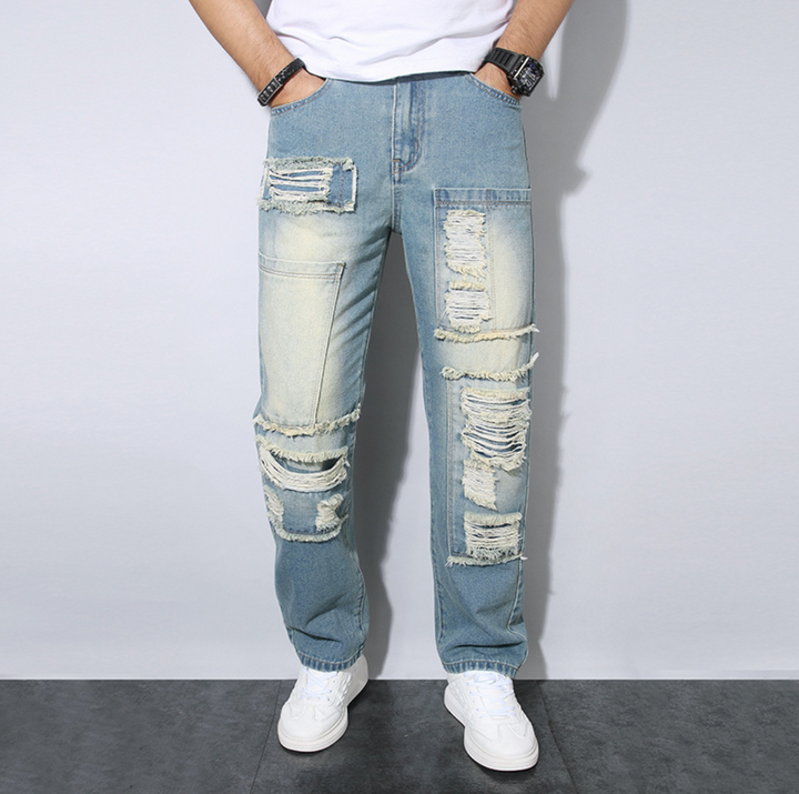 Jeans uomo loose fit strappati per un look streetwear comodo. Pantaloni denim casual da uomo, moda maschile.