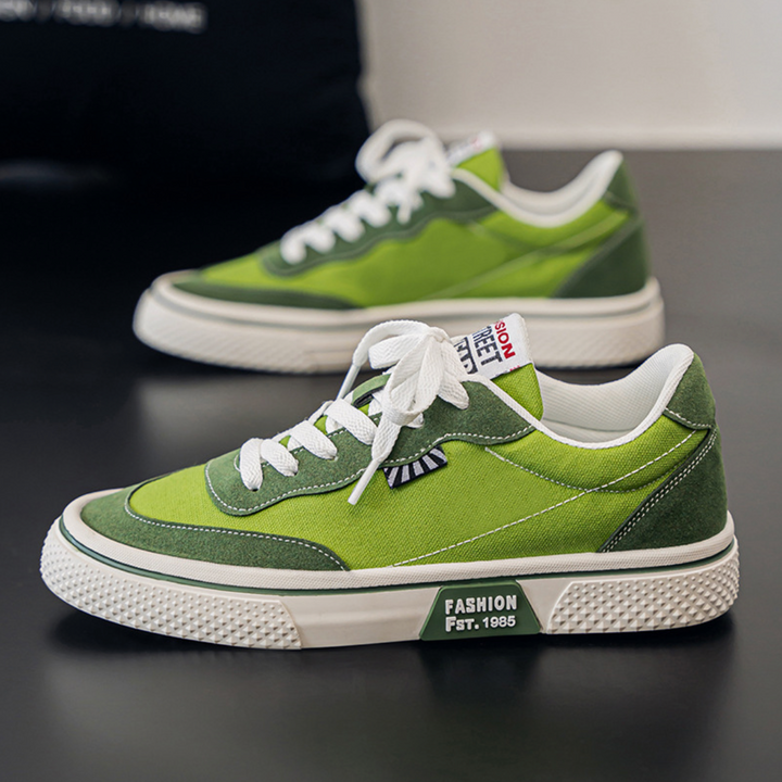 Sneakers uomo basse per stile urbano. Scarpe casual con lacci, ideali per comfort quotidiano e moda maschile.