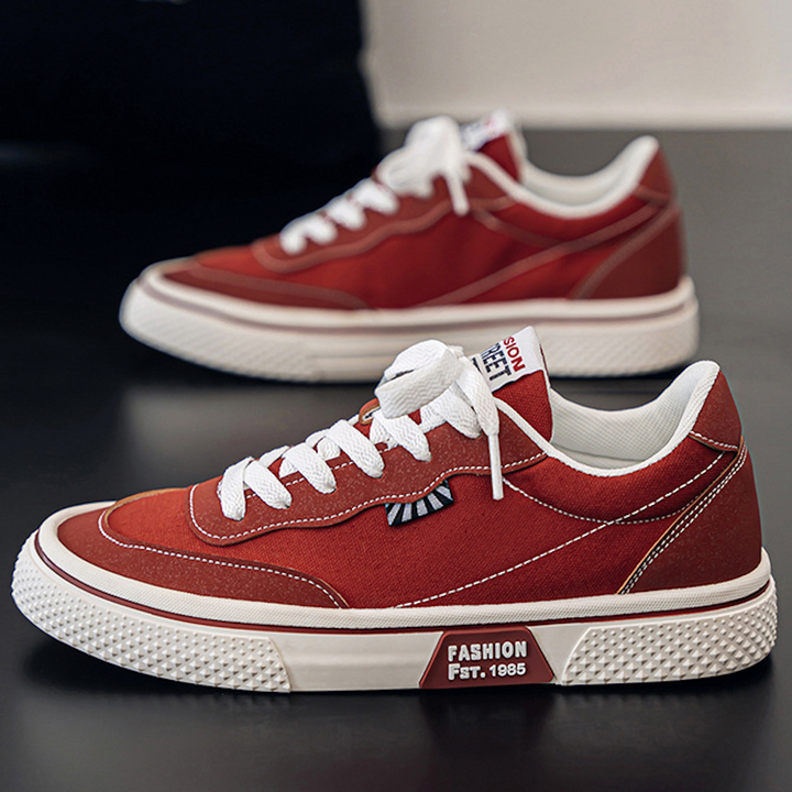 Sneakers skater uomo basse con suola piatta, perfette per lo stile urbano. Scarpe da ginnastica casual con lacci.