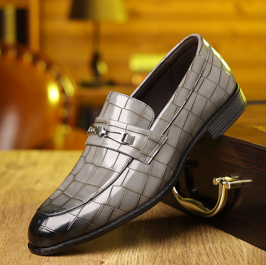 Scarpe eleganti da uomo slip-on, perfette per business. Design affusolato e motivo in rilievo, ideali per moda uomo.