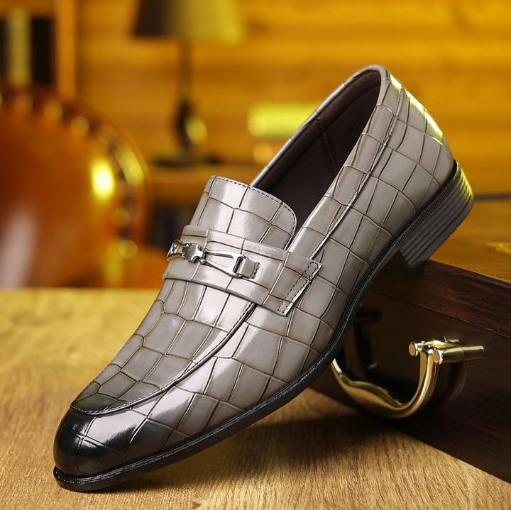 Scarpe eleganti da uomo slip-on, perfette per business. Design affusolato e motivo in rilievo, ideali per moda uomo.