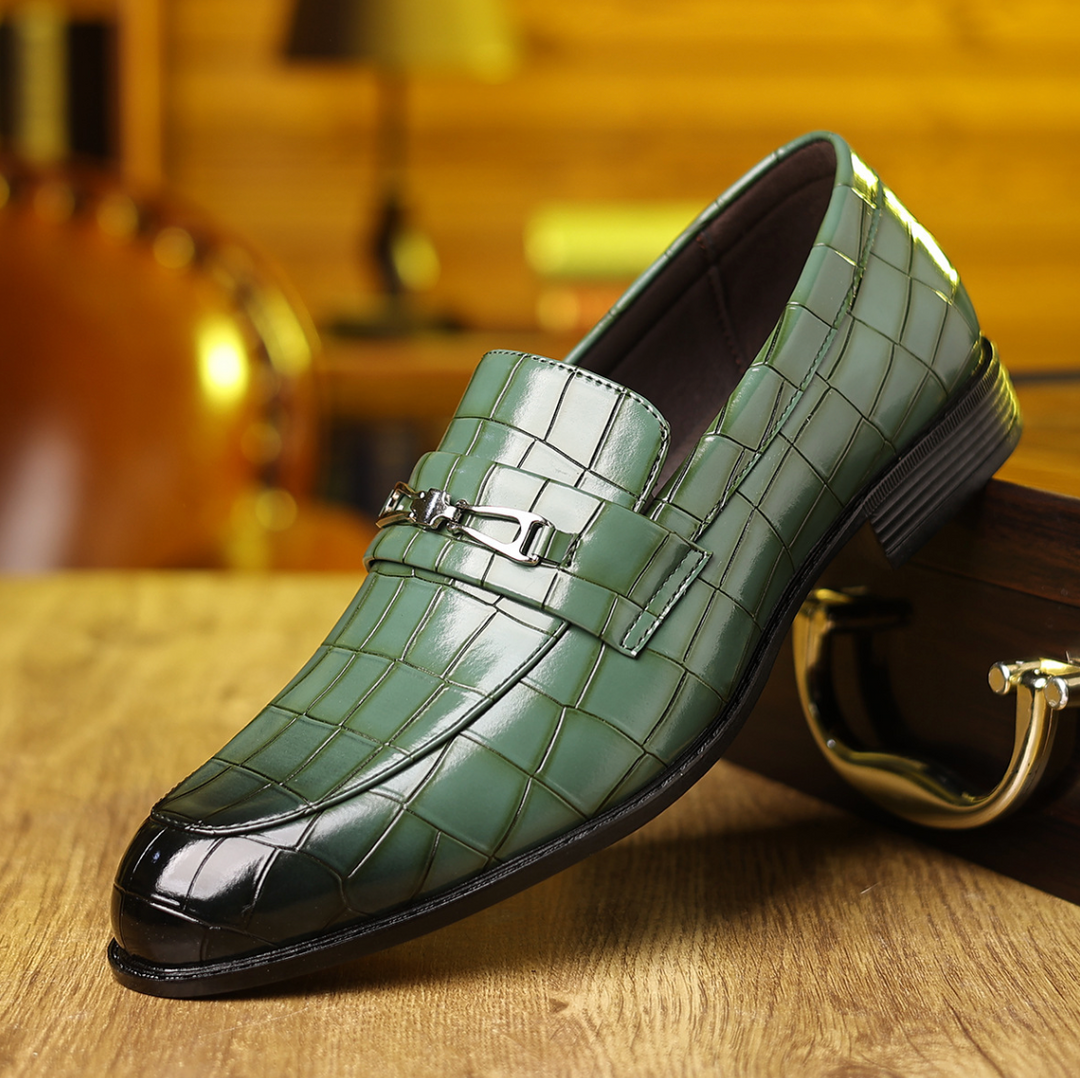 Scarpe uomo business con punta affusolata, stile slip-on e texture in rilievo. Perfette per un look elegante.