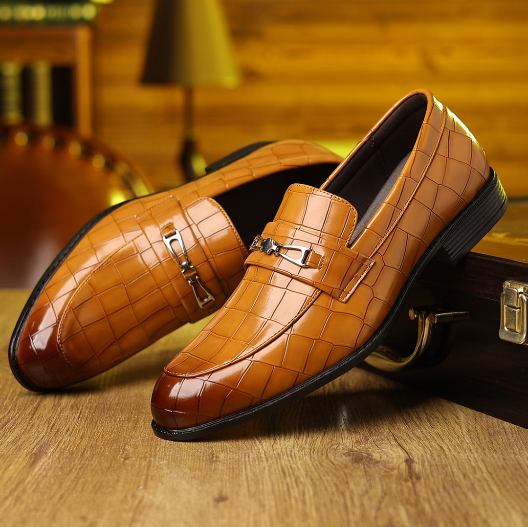 Scarpe eleganti uomo slip-on con punta affusolata e motivo in rilievo. Ideali per outfit business e serate formali.