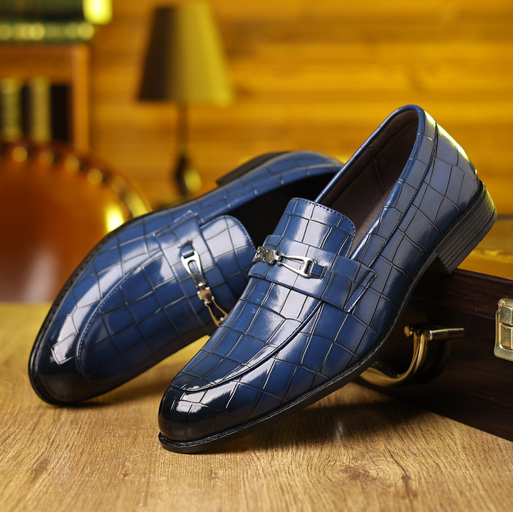 Scarpe formali uomo slip-on con punta affusolata. Motivo in rilievo, ideali per occasioni business ed eleganti.