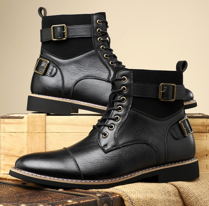 Stivaletti uomo mid top eleganti con cinturino regolabile, suola antiscivolo. Ideali per un look versatile.